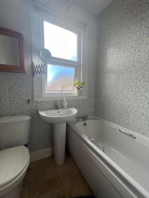 2025 Award Winner Liverpool Strawberry House - 3 Bedrooms 外观 照片